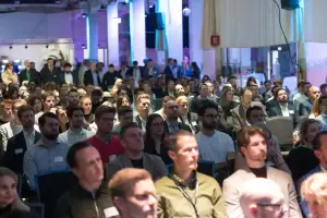 Das Bild zeigt das Publikum in einem ausgebuchten Saal