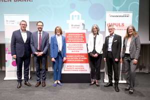 Auf dem Bild sind Gäste des Life Sciences Cluster Forums 2026 während des Networking-Apéros zu sehen