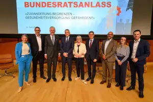 Das Bild zeigt ein Gruppenfoto mit Beat Jans.