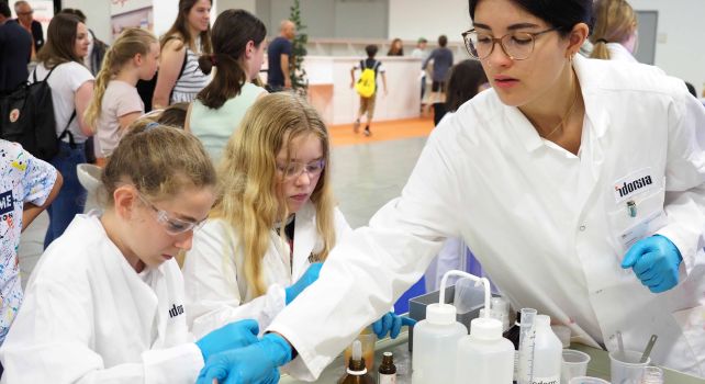 Kinder am Experimentieren