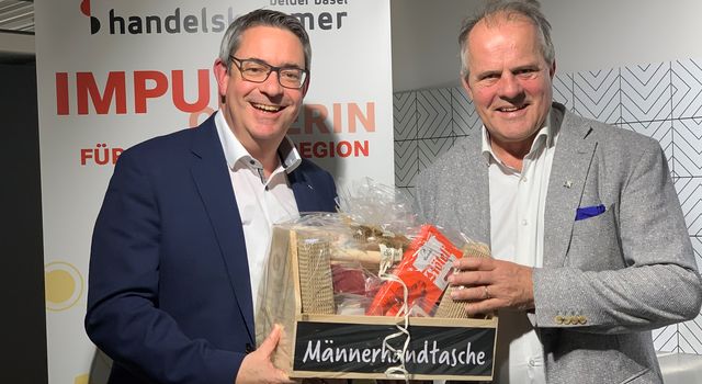 Direktor Martin Dätwyler dankt Urs Endress