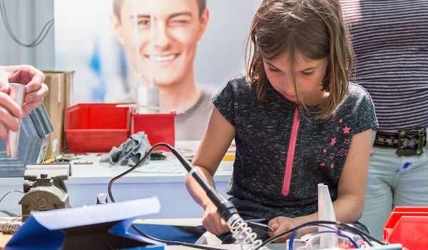 Mädchen beim Experimentieren