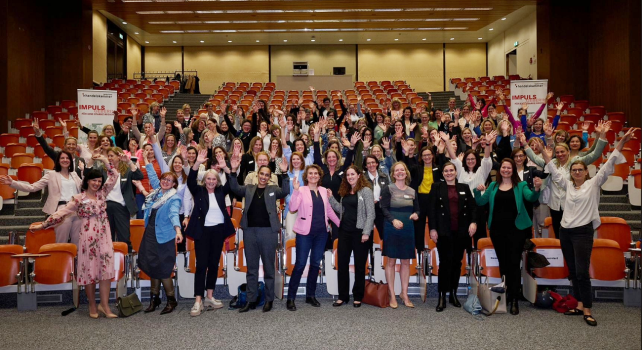 Gruppenbild mit allen Frauen von HKBB Women Vernetzt, sie werfen die Hände in die Höhe
