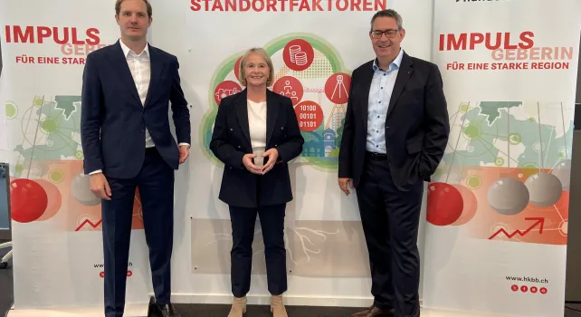 Handelskammer-Präsidentin Elisabeth Schneider-Schneiter erläuterte mit Direktor Martin Dätwyler und Michael Hug, Leiter Umwelt, Verkehr, Energie und Raumplanung, was die Wirtschaft in unsteten Zeiten, wie diesen braucht. 