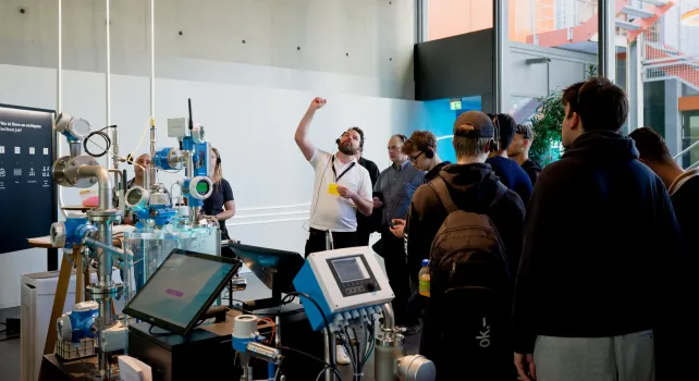 An der dritten Industrienacht Regio Basel am 9. Mai bieten 48 Unternehmen spannende Einblicke in ihren Alltag. Tauchen Sie bei exklusiven Rundgängen und Mitmach-Workshops in die regionale Wirtschaft und ihre Arbeitswelt ein.