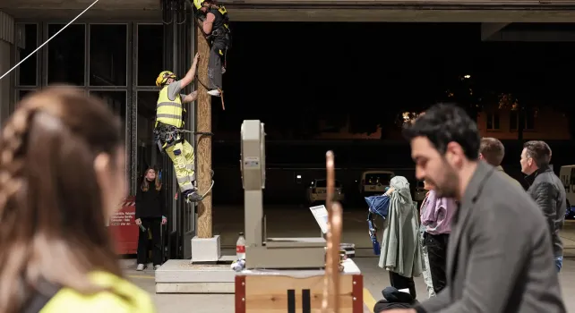 Das Bild zeigt Menschen in einem Hangar an der Industrienacht