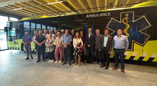 Gruppenbild vor Grossraumrettungswagen