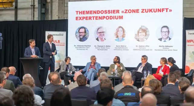 Bild von Bühne mit Podiumsdiskussion am Fachkongress Zone Zukunft