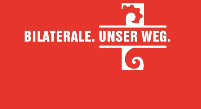 Münzstapel mit Lupe