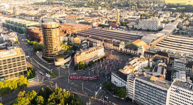 Das Bild zeigt die Luftansicht vom Bahnhofplatz Basel