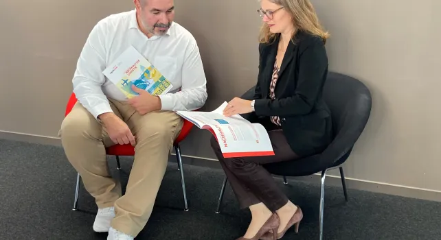 Gian Alessi und deborah Strub diskutieren den Leitfaden Nachhaltige Logistik