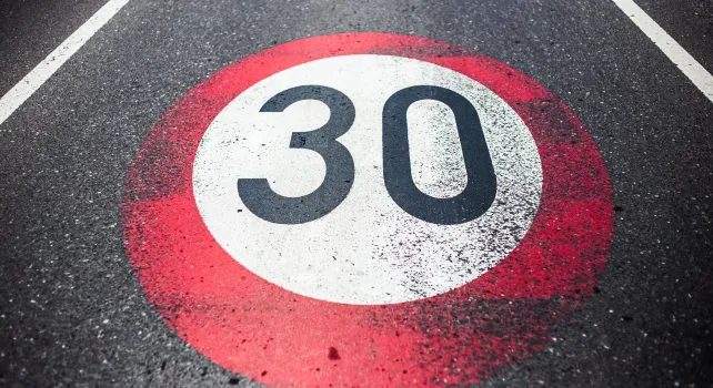 Strassenbelag mit Tempo 30 Signal