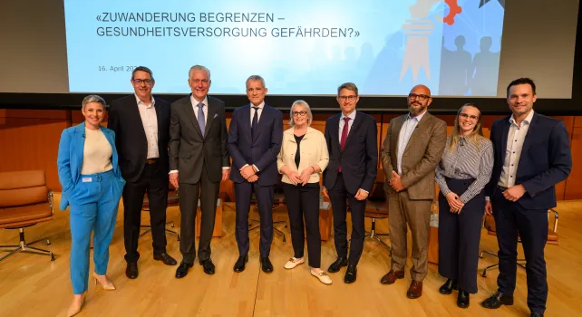 Das Bild zeigt ein Gruppenfoto mit Beat Jans.