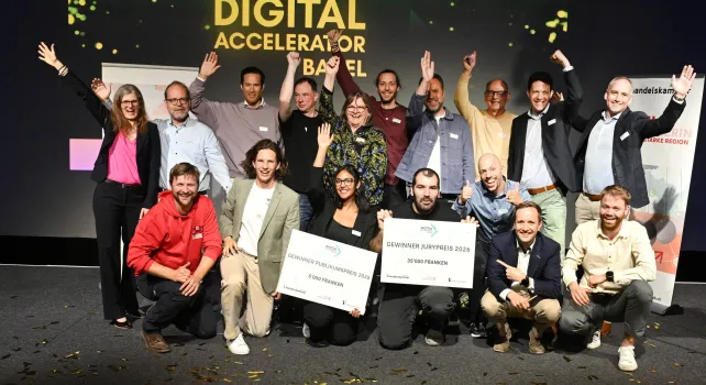 Das Bild zeigt alle Startups auf der Bühne.