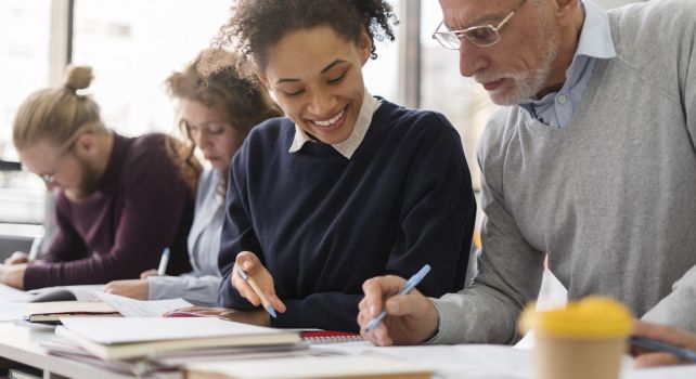 Erwachsene lernen zusammen