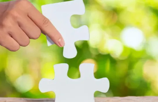 Hand mit Puzzleteil