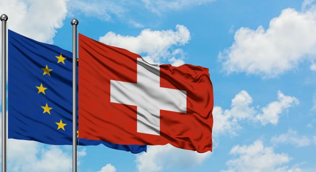Europäische und Schweizerfahnen im Wind