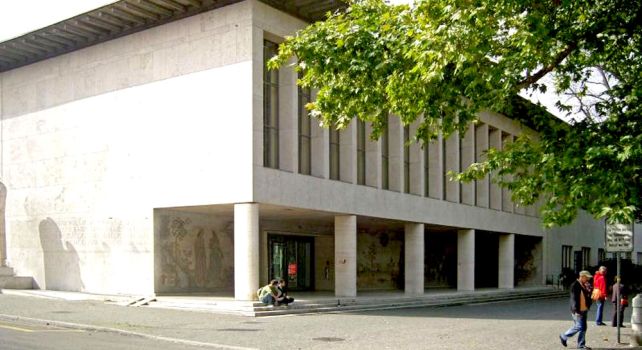 Aussenansicht der Universität Basel Kollegiengebäude