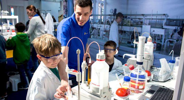 Kinder tüfteln Labor