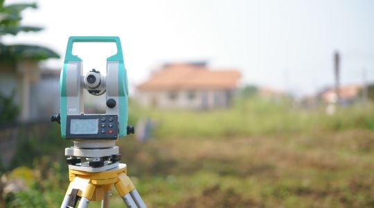 Vermessungsgerät auf einem Feld