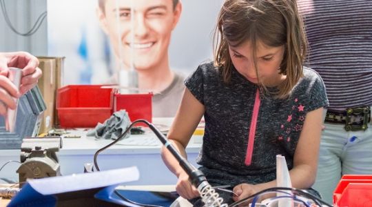 Mädchen beim Experimentieren