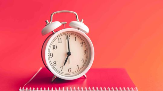 Wecker auf Notizheft