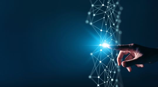 Fingertipp auf leuchtende Datenpunkte