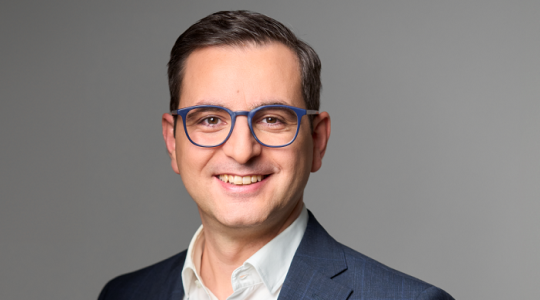 Portraitfoto von Luca Urgese, Leiter Finanzen und Steuern Handelskammer beider Basel
