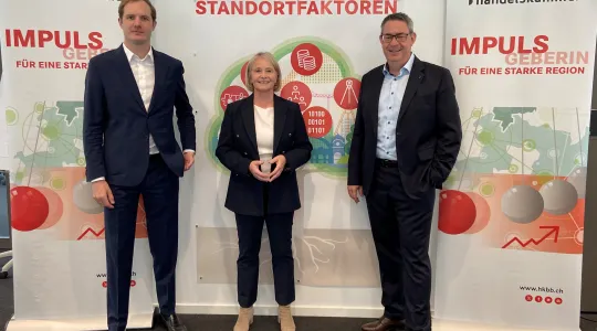 Handelskammer-Präsidentin Elisabeth Schneider-Schneiter erläuterte mit Direktor Martin Dätwyler und Michael Hug, Leiter Umwelt, Verkehr, Energie und Raumplanung, was die Wirtschaft in unsteten Zeiten, wie diesen braucht. 