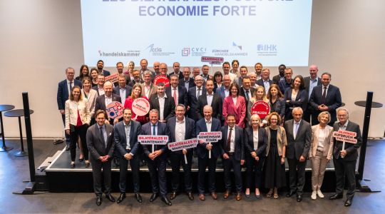 Gruppenfoto von Unternehmerinnen und Unternehmern