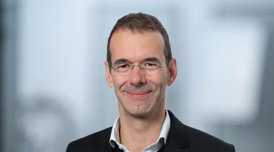 Portraitfoto von Prof. Matthias Oesch