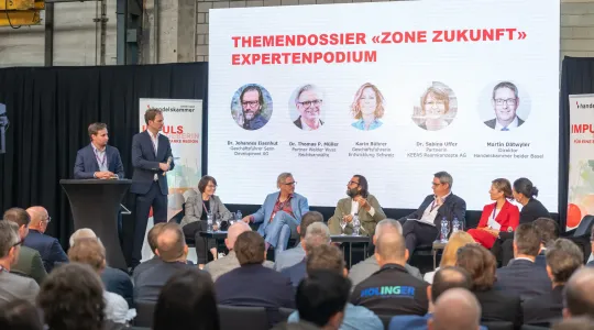Bild von Bühne mit Podiumsdiskussion am Fachkongress Zone Zukunft