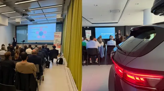 Zwei Veranstaltungen mit Präsentation und Publikum von hinten fotografiert