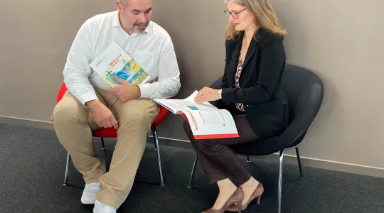 Gian Alessi und deborah Strub diskutieren den Leitfaden Nachhaltige Logistik