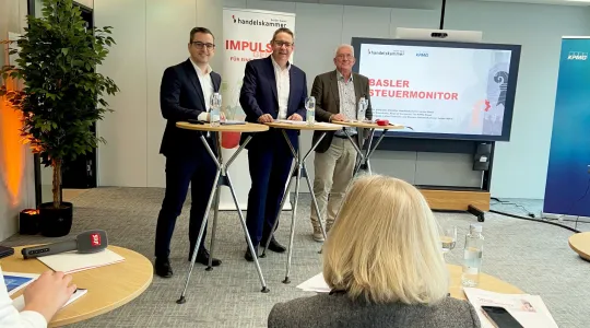 Das Bild zeigt den Raum mit Journalisten und den Rednern