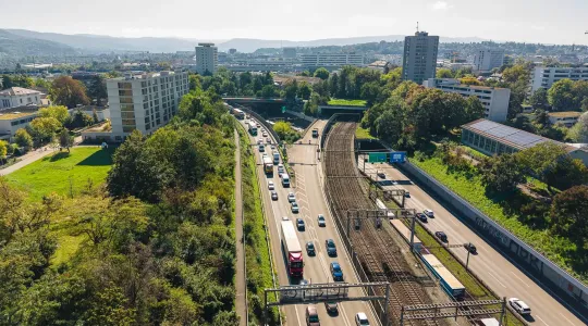 Das Bild zeigt eine stark befahrene Autobahn aus der Vogelperspektive