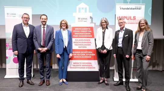 Gruppenbild der Speaker des Life Sciences Cluster Forum 2026 mit Leuchtturm