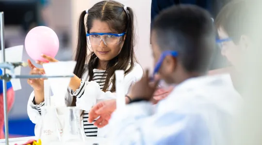 Das Bild zwei Mädchen beim Experimentieren.