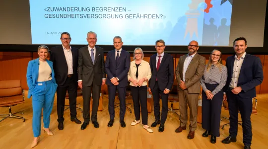 Das Bild zeigt ein Gruppenfoto mit Beat Jans.