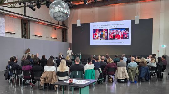 Wie motiviere ich meine Lernende, damit Sie den Übergang ins Berufsleben packen? Wie unterstütze ich sie dabei, GRIT zu entwickeln, also die Fähigkeit, langfristig an Zielen festzuhalten, Rückschläge auszuhalten und kontinuierlich weiterzumachen? Diese und weitere Fragen von Berufsbildenden standen im Zentrum unseres ERFA-Anlasses.