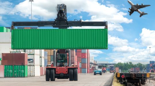 Europäische und Schweizerfahnen im Wind