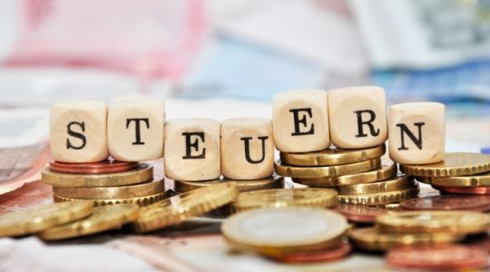 Steuern Würfel und Münzen