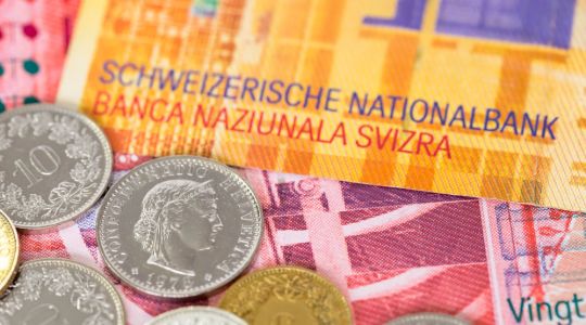 Banknoten, auf denen Münzen liegen