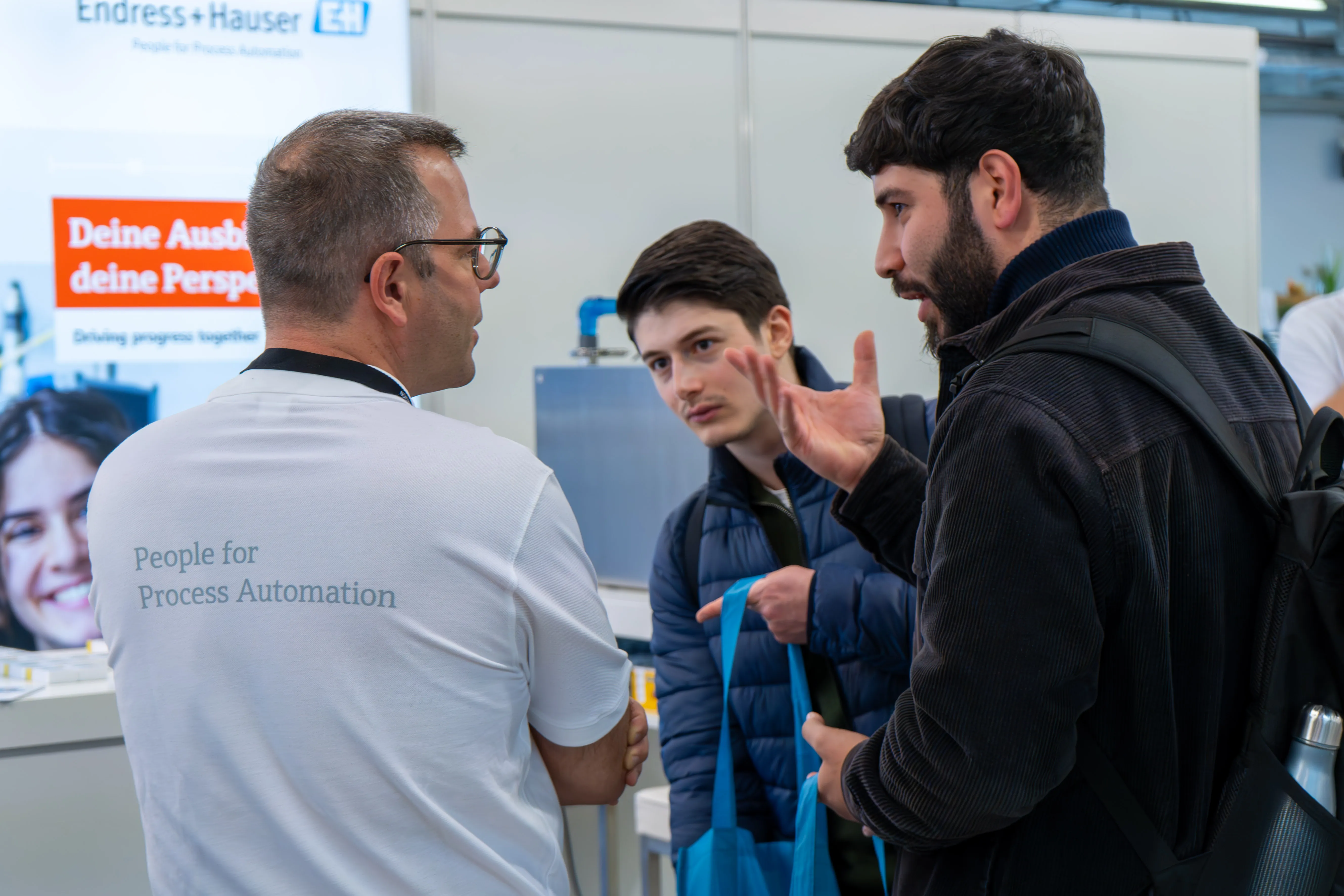 Aussteller und Besucher im Gespräch 