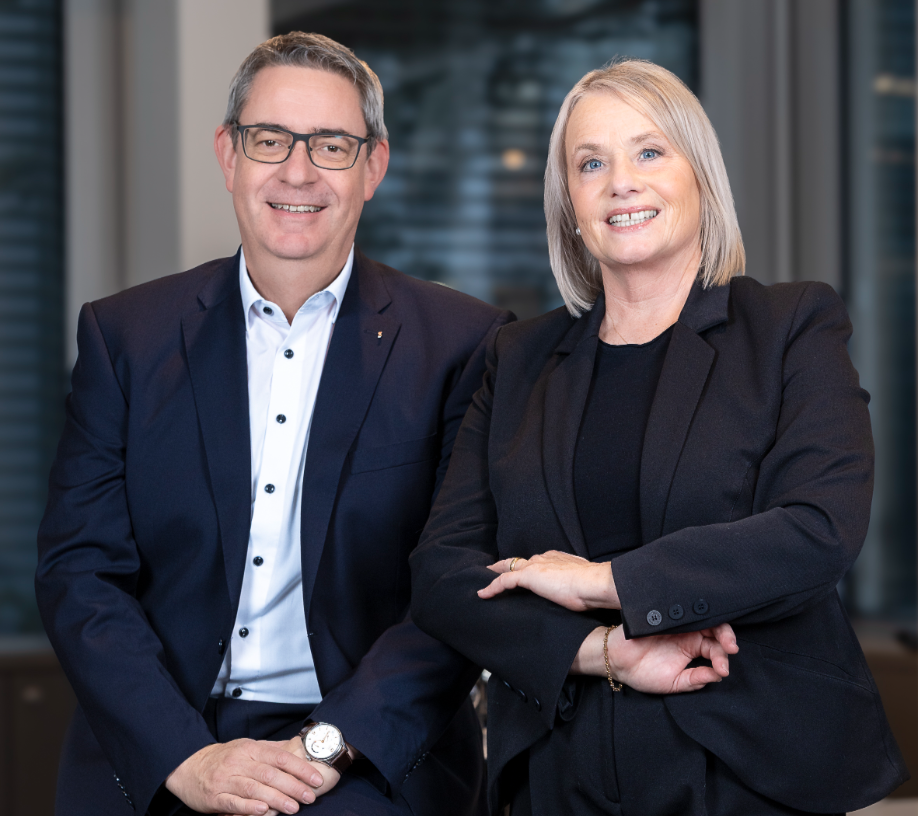 Das Bild zeigt Martin Dätwyler und Elisabeth Schneider Schneider nebeneinander für ein Foto