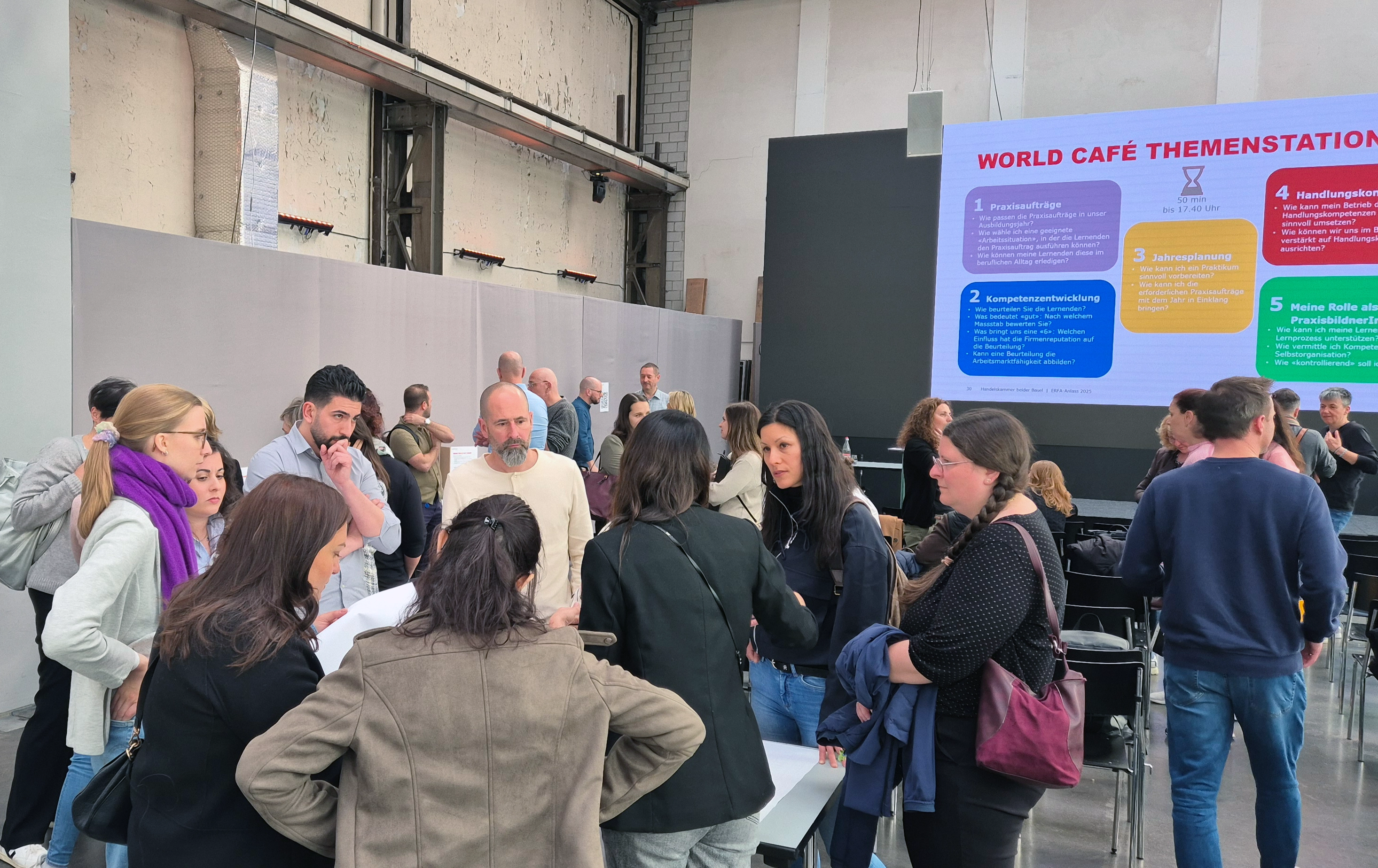 Teilnehmende der Tagung diskutieren über verschiedene Themen. 