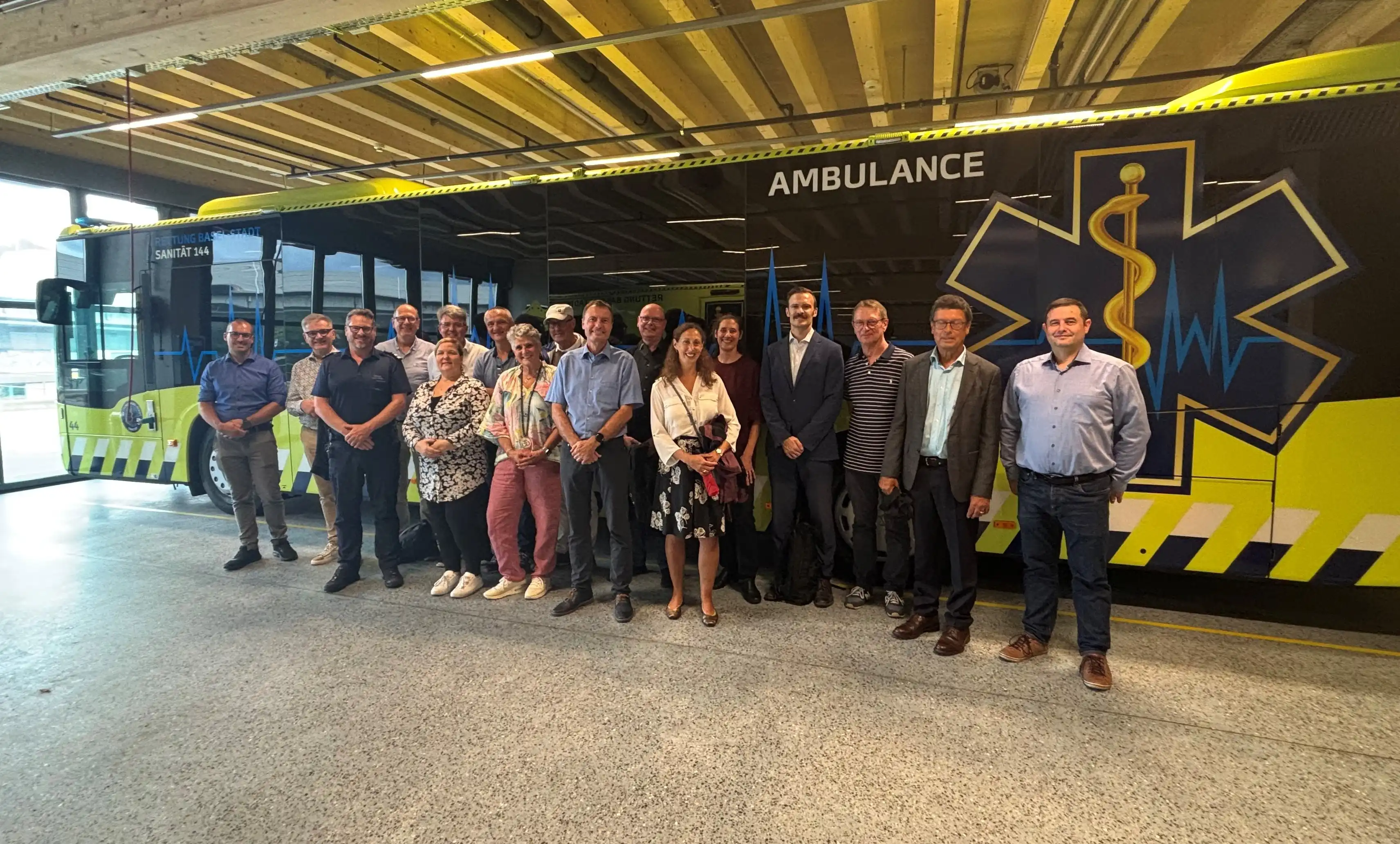 Gruppenbild vor Grossraumrettungswagen