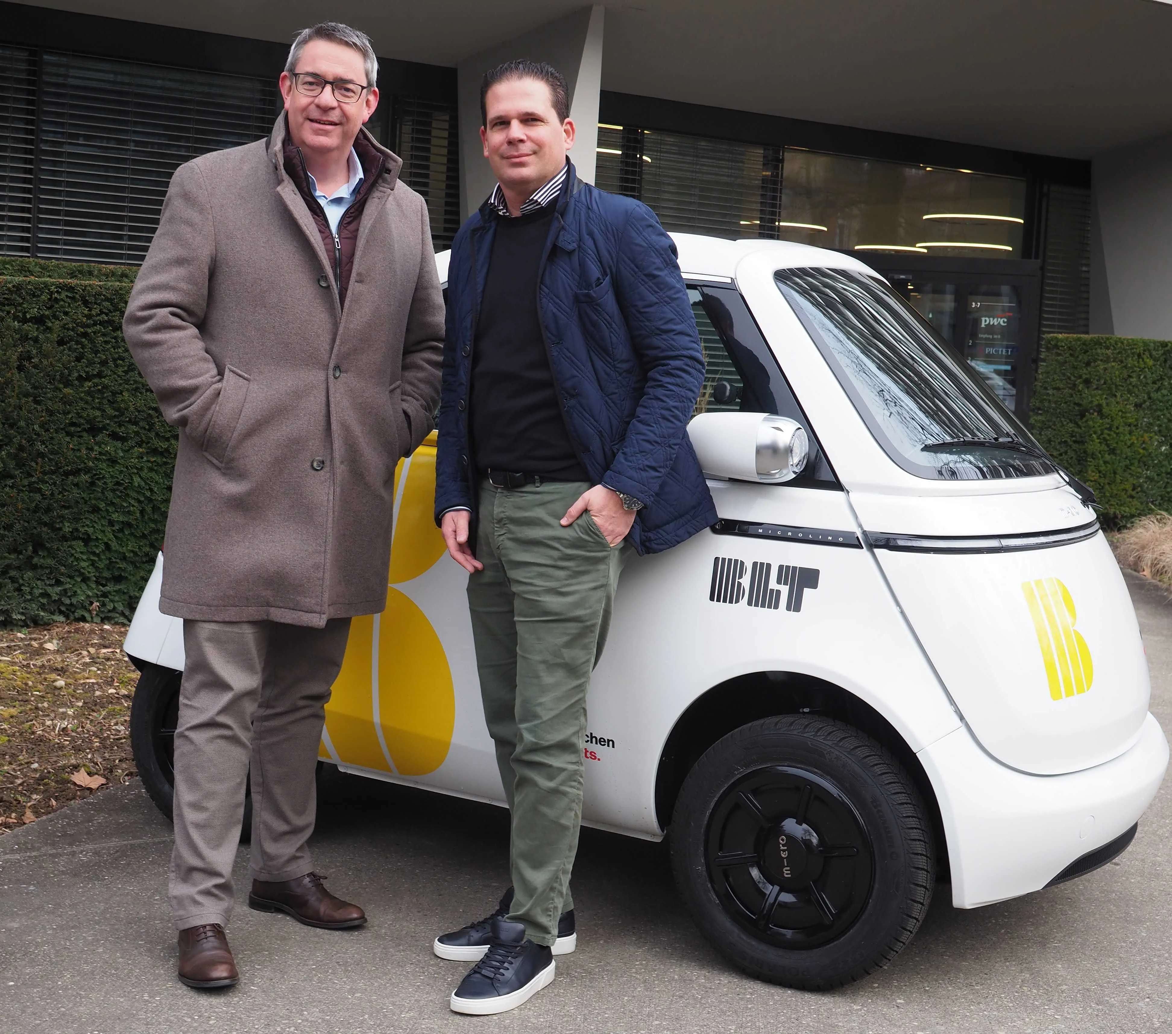 Martin Dätwyler und BLT-CEO Frédéric Monard vor einem Mircolino.