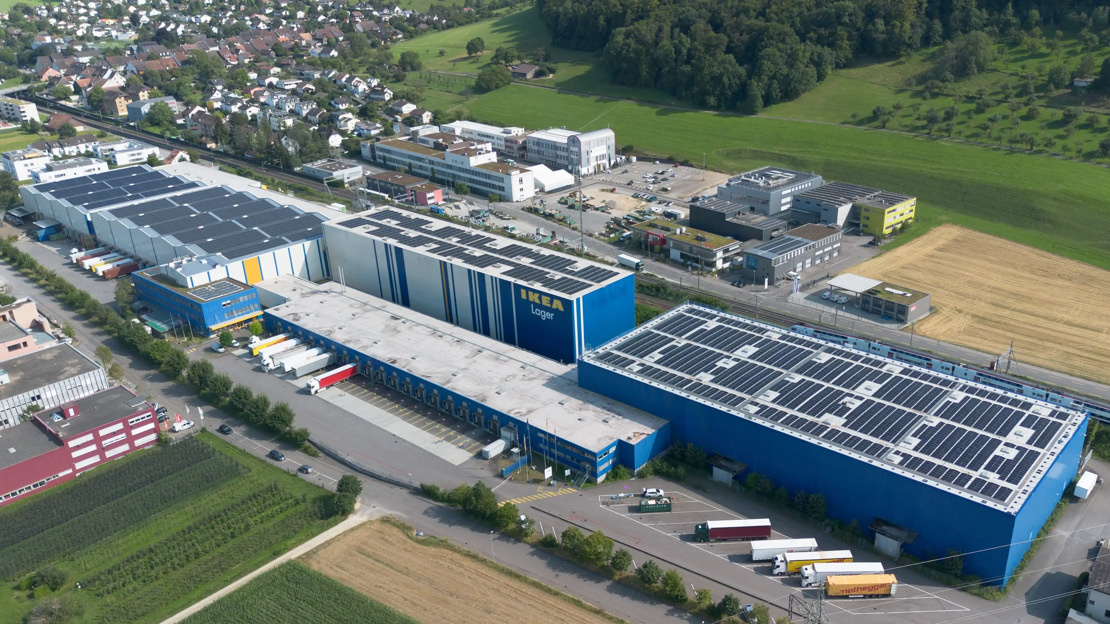 Blick auf das Dach des Ikea-Verteilerzentrums in Itingen mit über 6'000 Solarmodulen. 