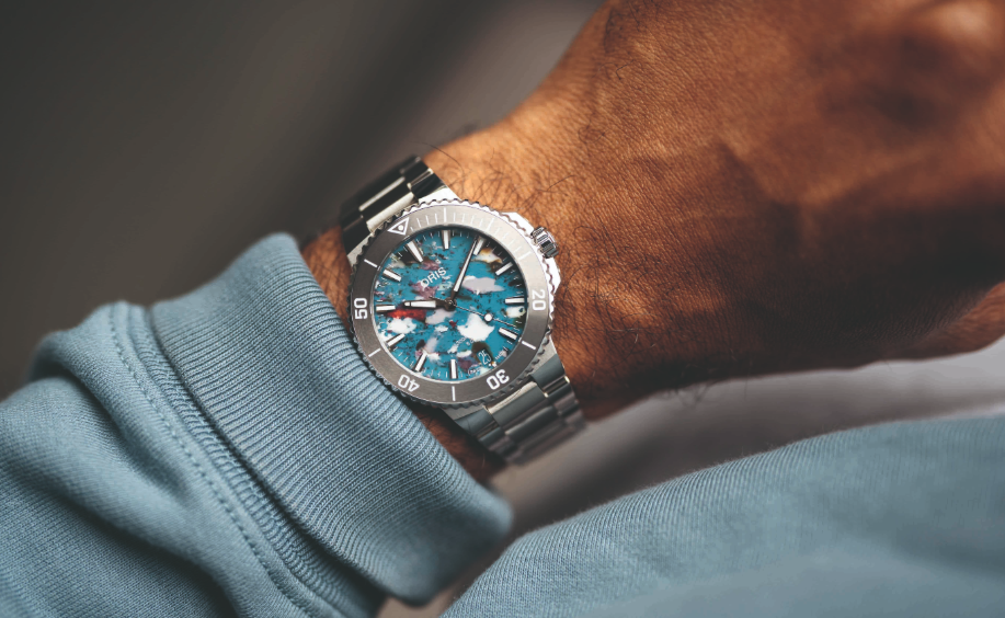 Mann schaut auf seine Uhr am Handgelenk